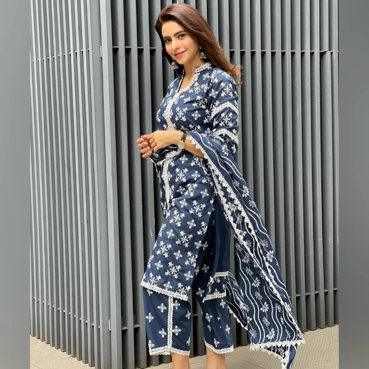 ऑफिस में क्लासी और फॉर्मल लुक के लिए पहनें सिंपल सूट, इन एक्ट्रेसेस से लें स्टाइलिंग टिप्स