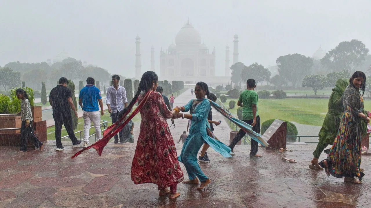 उत्तर प्रदेश में भारी बारिश का अलर्ट, इन 40 जिलों में बरसेंगे बदरा, मिलेगी उमस से राहत