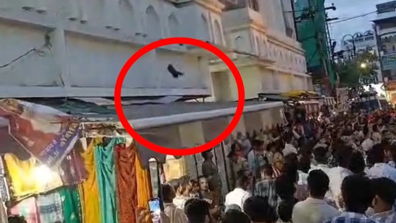 जगन्नाथ यात्रा के दौरान शाही मस्जिद पर फेंकी चप्पल, मुस्लिम समाज के लोगों में आक्रोश, थाने के बाहर प्रदर्शन
