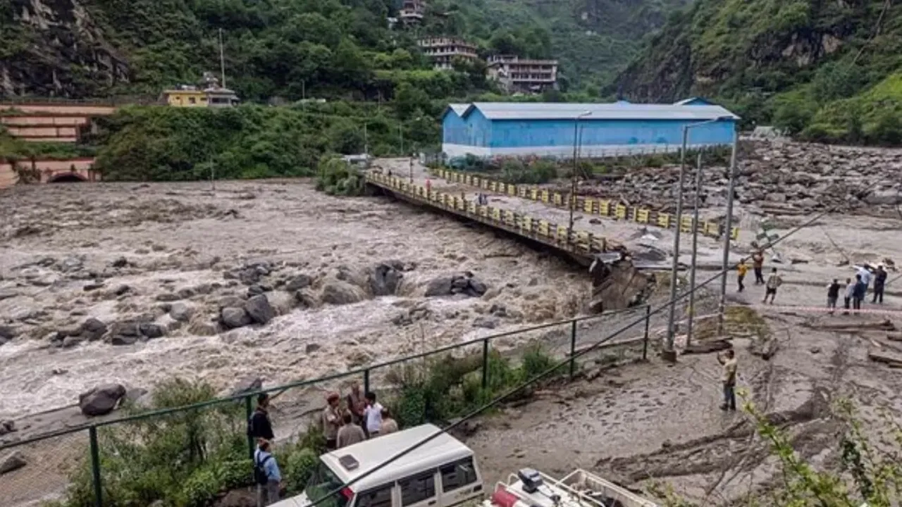 हिमाचल: पहले से थी चेतावनी, फिर क्यों बनाया नाले के पास मजदूरों का ठिकाना… बादल फटा और बह गए 20 लोग