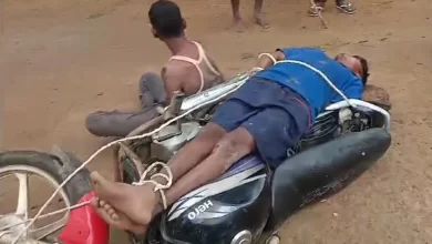 चोरी करते दो युवकों को लोगों ने रंगे हाथों पकड़ा, बाइक से बांधकर बनाया वीडियो