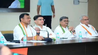सीएम पर हमला बोलने से क्यों डरते हैं नेता प्रतिपक्ष? भूपेश बघेल ने चरणदास महंत से पूछे सवाल