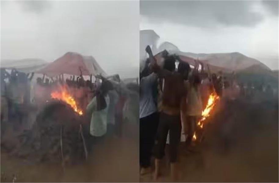 मध्यप्रदेश में खुली सरकार के विकास की पोल, बारिश में तिरपाल के निचे हुआ महिला का अंतिम संस्कार