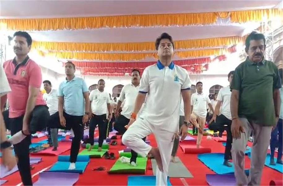 अंतर्राष्ट्रीय योग दिवस पर राजवाड़ा पर आयोजित हुआ कार्यक्रम, केंद्रीय मंत्री सिंधिया हुए शामिल
