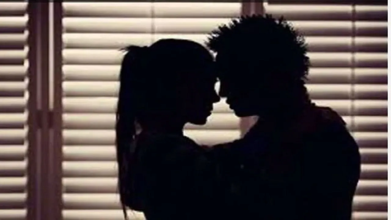 पत्नी को गैर मर्दों के साथ आपत्तिजनक हालत में देख पति के उड़े होश, किया ये बड़ा कांड, जमकर मचा बवाल