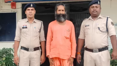 डोंगरगढ़ में विदेशी पर्यटकों को योग सिखाने वाला बाबा निकला नशे का सौदागर, गांजा बेचता पकड़ा गया