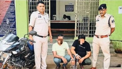 अपने पास नहीं था पक्का मकान, तो पीएम आवास योजना के नाम पर ग्रामीणों से की ठगी, 2 गिरफ्तार