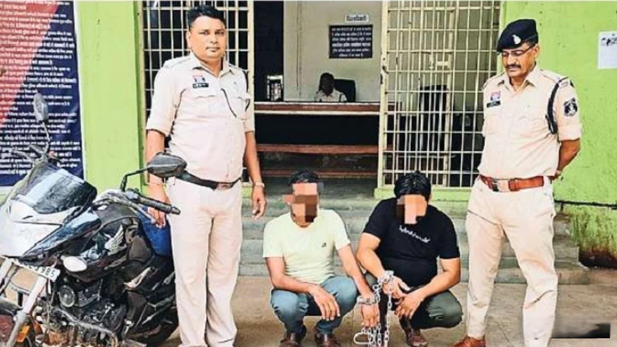 अपने पास नहीं था पक्का मकान, तो पीएम आवास योजना के नाम पर ग्रामीणों से की ठगी, 2 गिरफ्तार अपने पास नहीं था पक्का मकान, तो पीएम आवास योजना के नाम पर ग्रामीणों से की ठगी, 2 गिरफ्तार