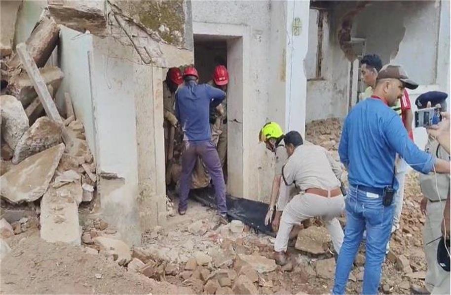 भोपाल में जर्जर सरकारी क्वार्टर ढहा, मानसिक रूप से बीमार युवक मलबे में दबा