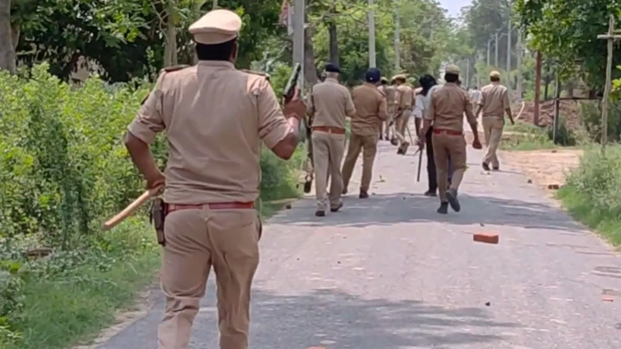 कथावाचक की जाति पर इटावा में संग्राम, दांदरपुर गांव में पुलिस पर पथराव और फायरिंग; सड़क पर उतरी ‘अहीर रेजिमेंट’