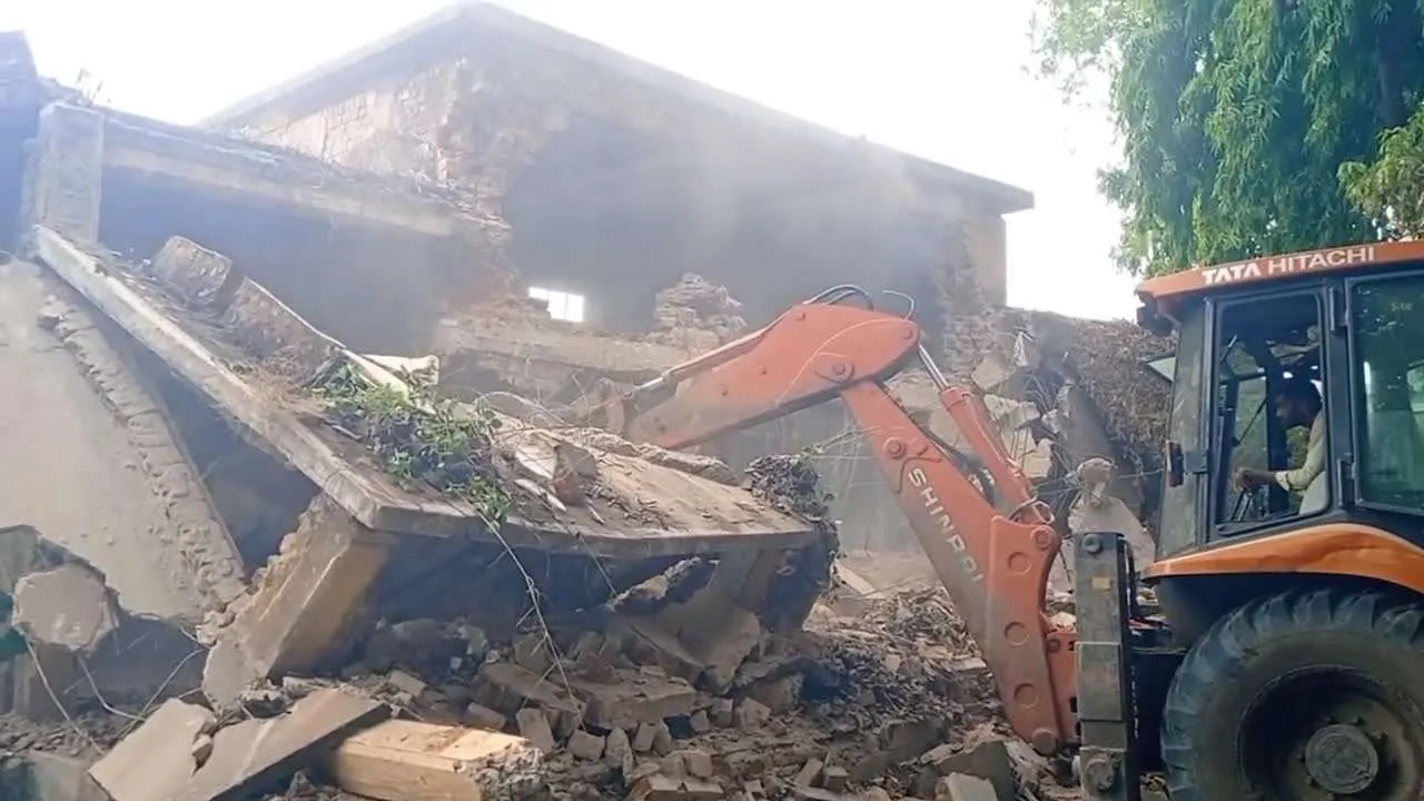 शहर के बीच बेशकीमती जमीन पर बनी धर्मशाला जमींदोज, नगर निगम की बड़ी कार्रवाई से मची अफरा-तफरी