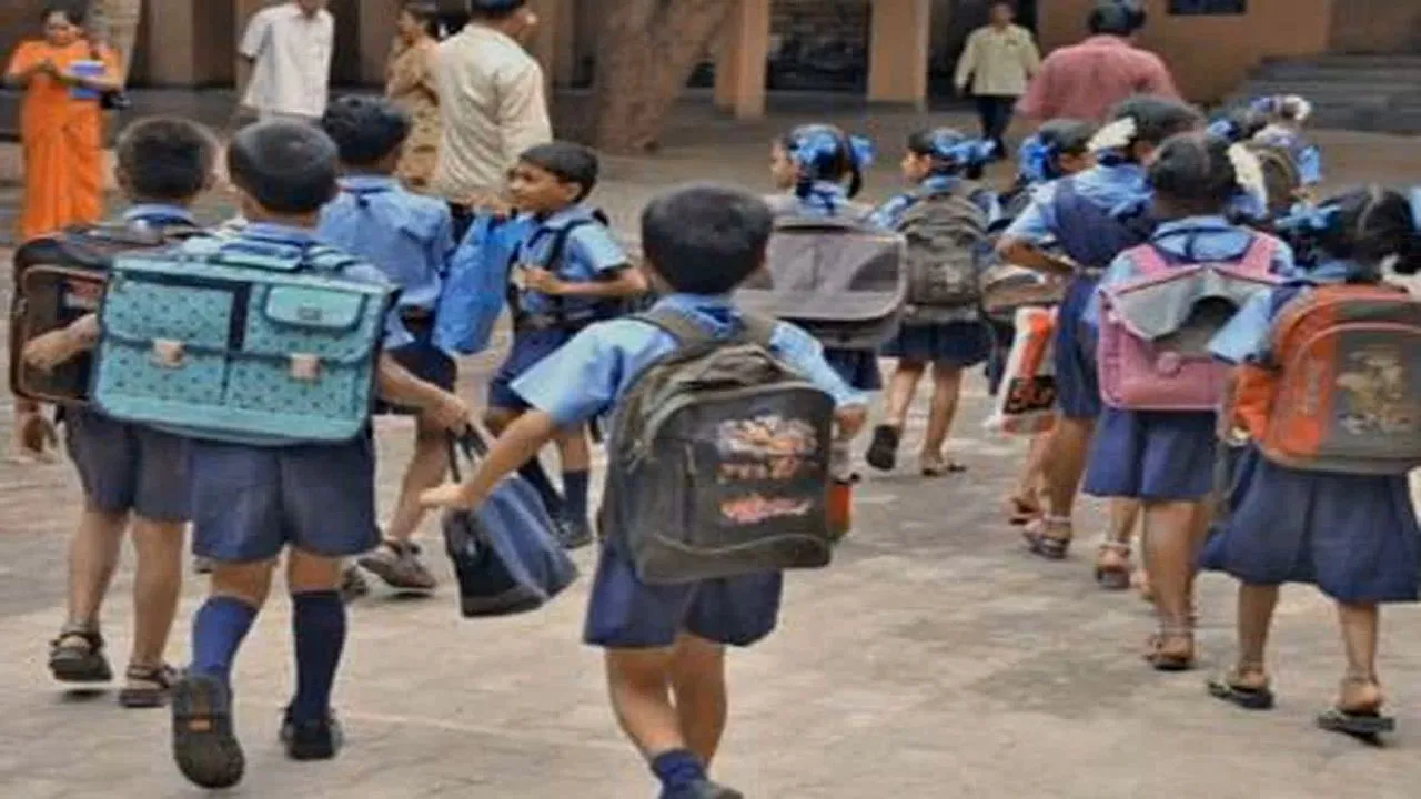 Government Schools Painted On Diwali-दीपावली से पहले सरकारी स्कूल भी चमकेंगे! शिक्षा विभाग ने स्कूलों में रंग-रोगन के दिए निर्देश Government Schools Painted On Diwali-दीपावली से पहले सरकारी स्कूल भी चमकेंगे! शिक्षा विभाग ने स्कूलों में रंग-रोगन के दिए निर्देश