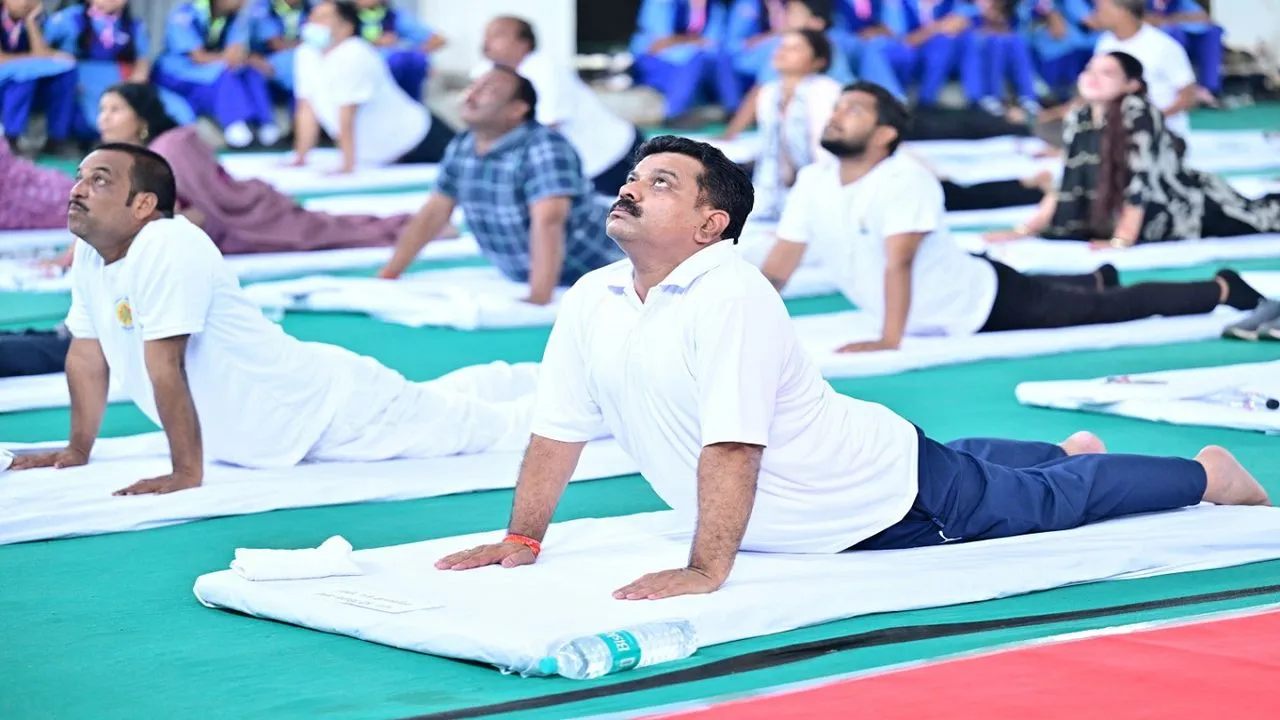 अंतर्राष्ट्रीय योग दिवस पर कवर्धा में भव्य ‘योग संगम’, उपमुख्यमंत्री विजय शर्मा ने लिया भाग