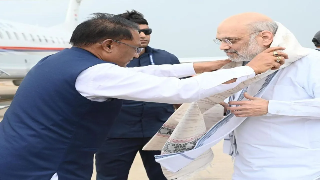 केंद्रीय गृह मंत्री अमित शाह का छत्तीसगढ़ आगमन, मुख्यमंत्री विष्णुदेव साय ने स्वामी विवेकानंद एयरपोर्ट पर किया भव्य स्वागत