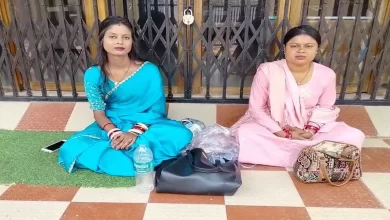 घर में लगा ताला… तो ससुराल की दहलीज पर धरने पर बैठी दो बहुएं, लगा रही मदद की गुहार, जानें क्या है मामला