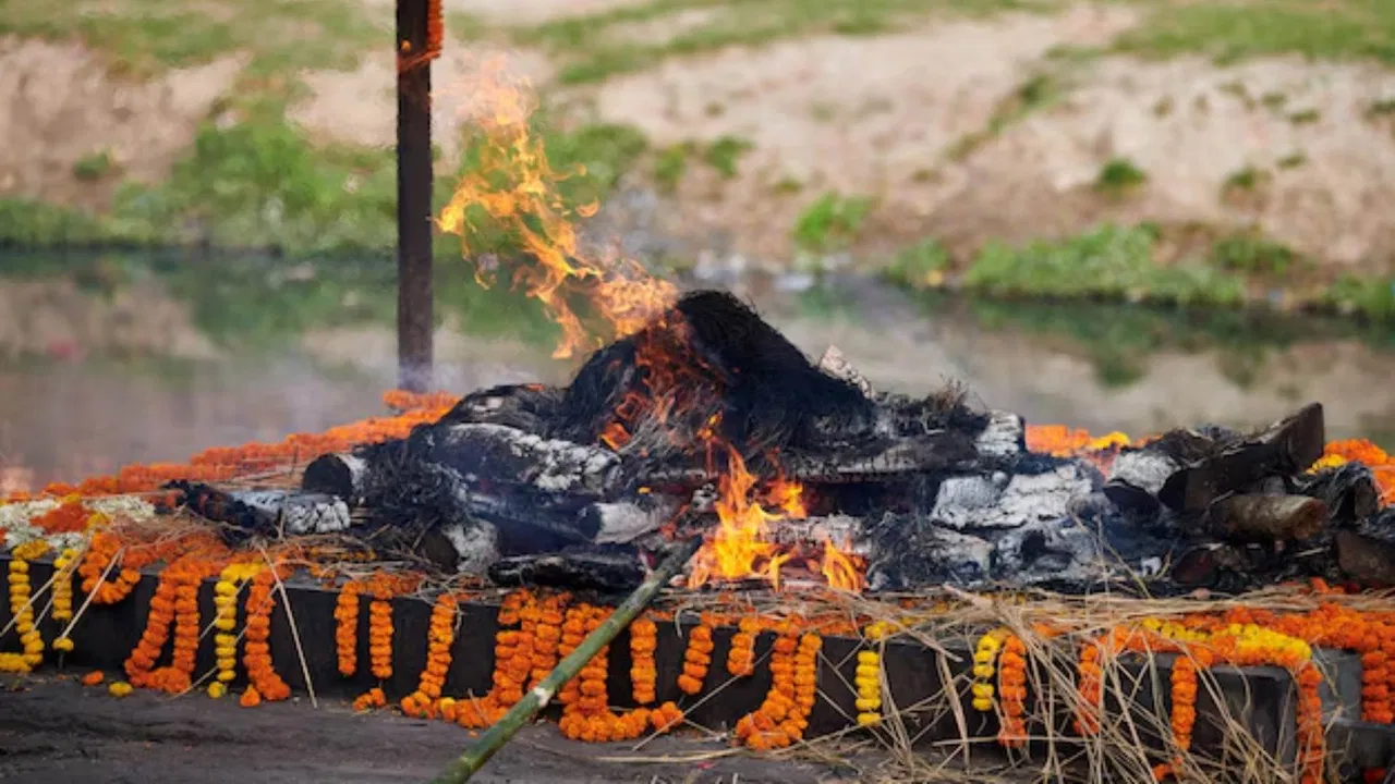 समाज ने दफनाने नहीं दिया तो, शव को श्मशान में जलाया… मुस्लिम युवक ने हिंदू पत्नी का ऐसे किया अंतिम संस्कार