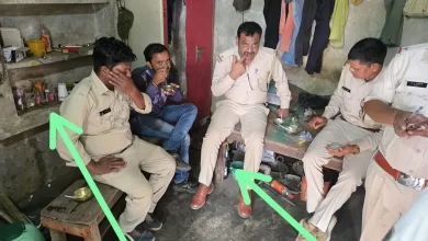 वर्दी में आराम फरमाते हुए वन विभाग के कर्मचारियों ने छलकाए जाम, वीडियो वायरल होने के बाद मचा हड़कंप