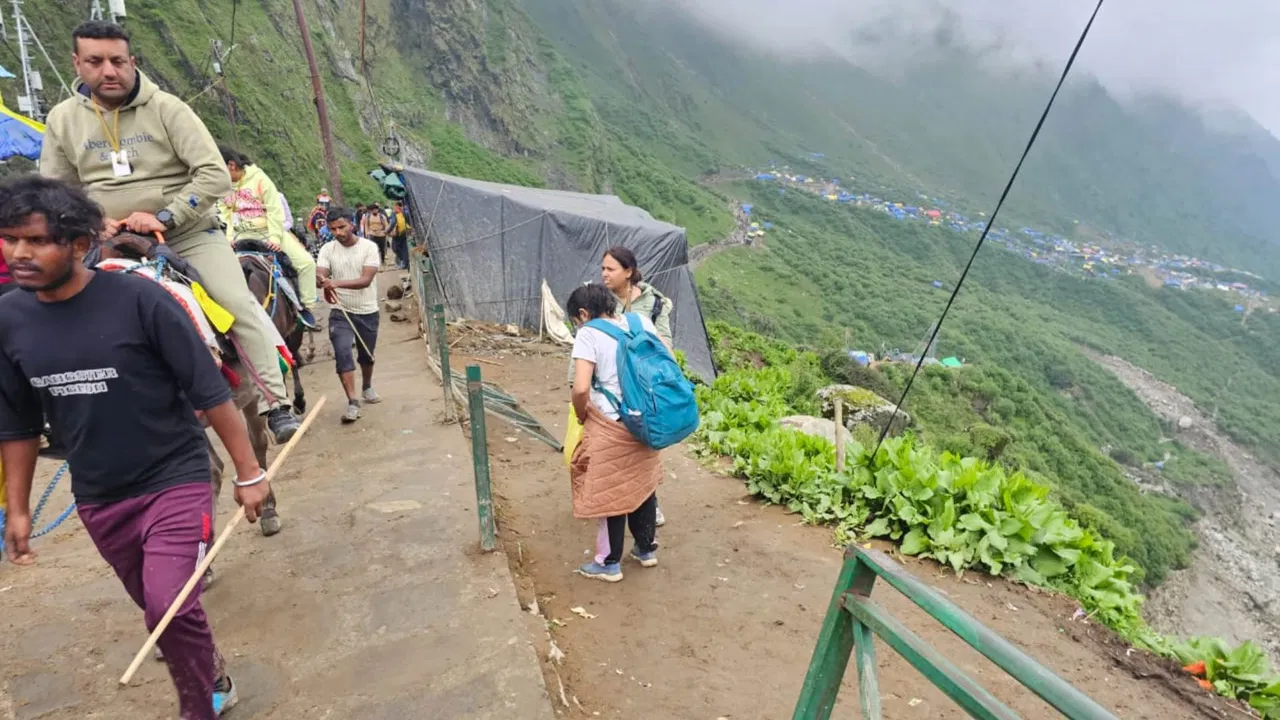 केदारनाथ यात्रा पर जा रहे लोग खाई में गिरे, दो की मौत… 3 हुए घायल; एक की तलाश जारी