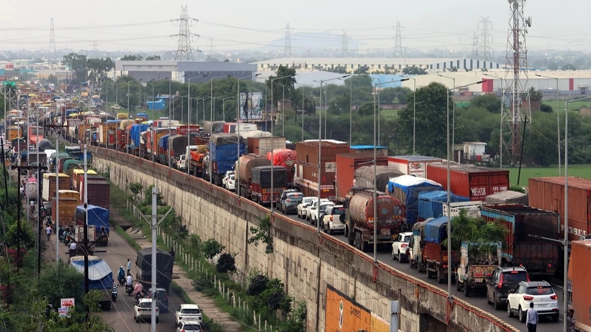 ‘लोग बाहर निकलते क्यों हैं…’ इंदौर-देवास रोड पर जाम पर बेतुका बयान देने वाली महिला वकील को एनएचएआई ने हटाया ‘लोग बाहर निकलते क्यों हैं…’ इंदौर-देवास रोड पर जाम पर बेतुका बयान देने वाली महिला वकील को एनएचएआई ने हटाया
