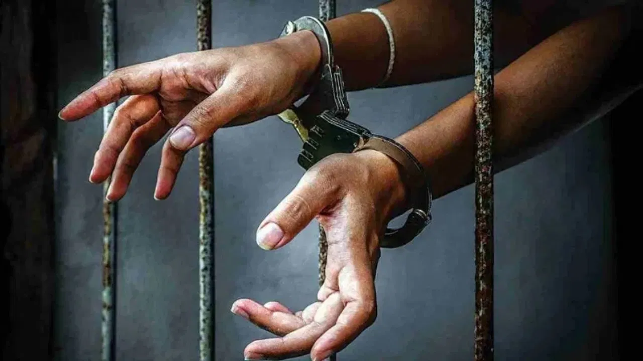 BNS लागू होने के बाद जेलों में घटी कैदियों की संख्या, जानें इसके पीछे की मुख्य वजह BNS लागू होने के बाद जेलों में घटी कैदियों की संख्या, जानें इसके पीछे की मुख्य वजह