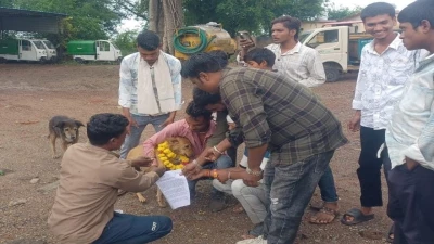 जब जिम्मेदार नहीं सुनते तो कुत्ते को सौंपा ज्ञापन, MP में यहां हुआ अनोखा विरोध प्रदर्शन