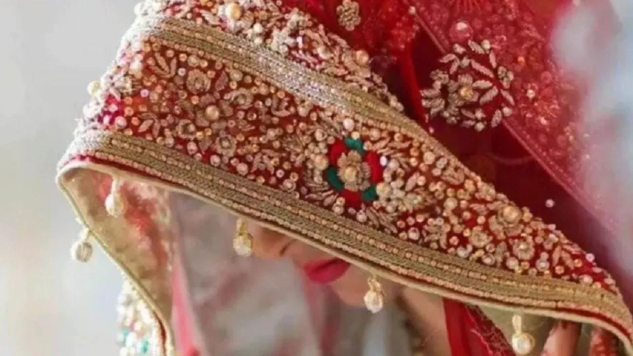 14240 किलोमीटर दूर से आई गर्लफ्रेंड, पीछे-पीछे आ गए घर वाले भी… फिर क्या हुआ इस लव स्टोरी का अंजाम? 14240 किलोमीटर दूर से आई गर्लफ्रेंड, पीछे-पीछे आ गए घर वाले भी… फिर क्या हुआ इस लव स्टोरी का अंजाम?
