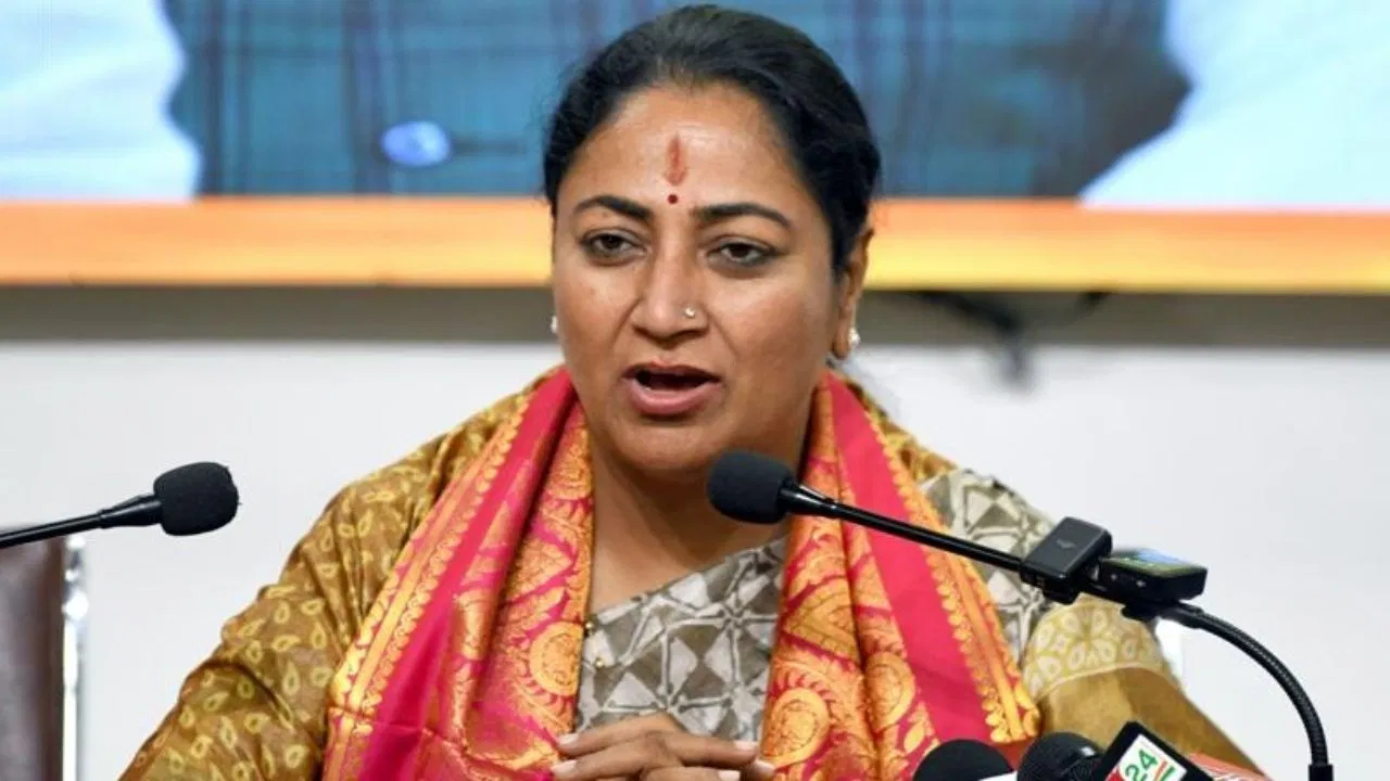 एक ने अय्याशी के लिए बनाया शीश महल, ये जनता के लिए बना- अरविंद केजरीवाल पर बरसीं CM रेखा गुप्ता