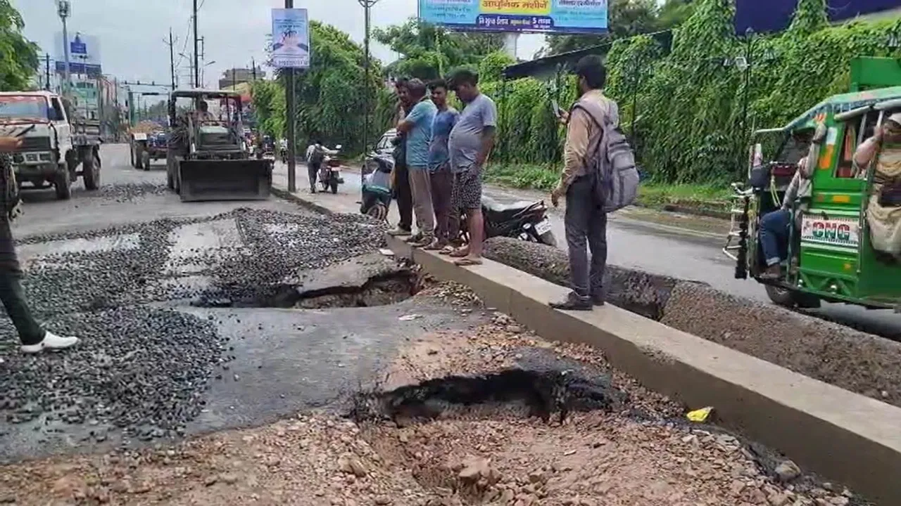 ग्वालियर: 9 दिन में 9 बार धंस गई नई सड़क… 15 दिन पहले हुआ था उद्घाटन ग्वालियर: 9 दिन में 9 बार धंस गई नई सड़क… 15 दिन पहले हुआ था उद्घाटन