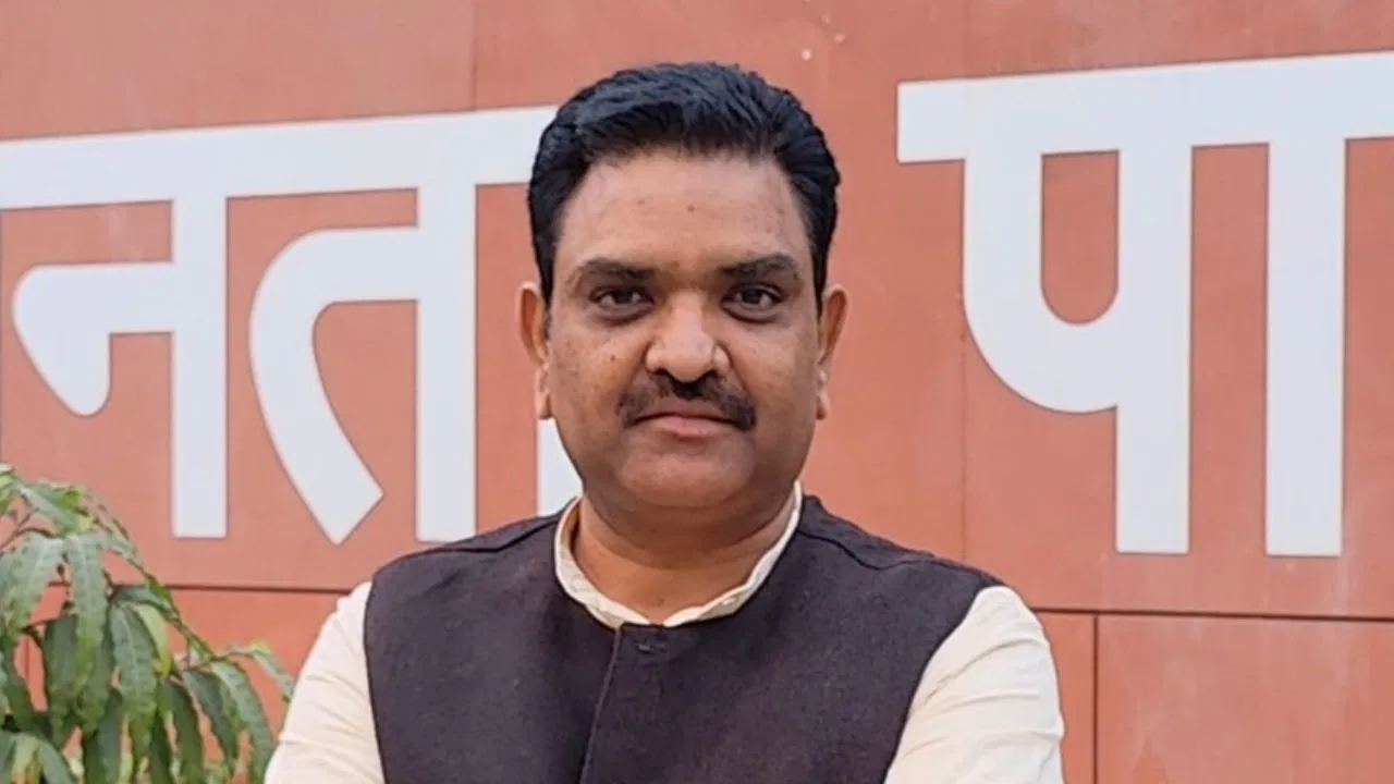 नीली बत्ती वाली कार में नहीं चढ़े मंत्री असीम अरुण, कमिश्नर को लेटर लिख कहा- इसका कटे चालान