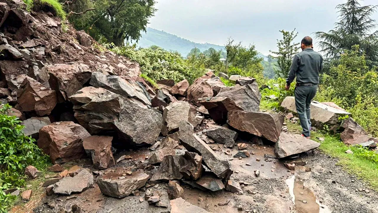 हिमाचल में आफत बन बरस रहे बादल! 34 लोगों की मौत, 285 सड़कें ब्लॉक, स्कूल भी बंद… इन जिलों में रेड अलर्ट