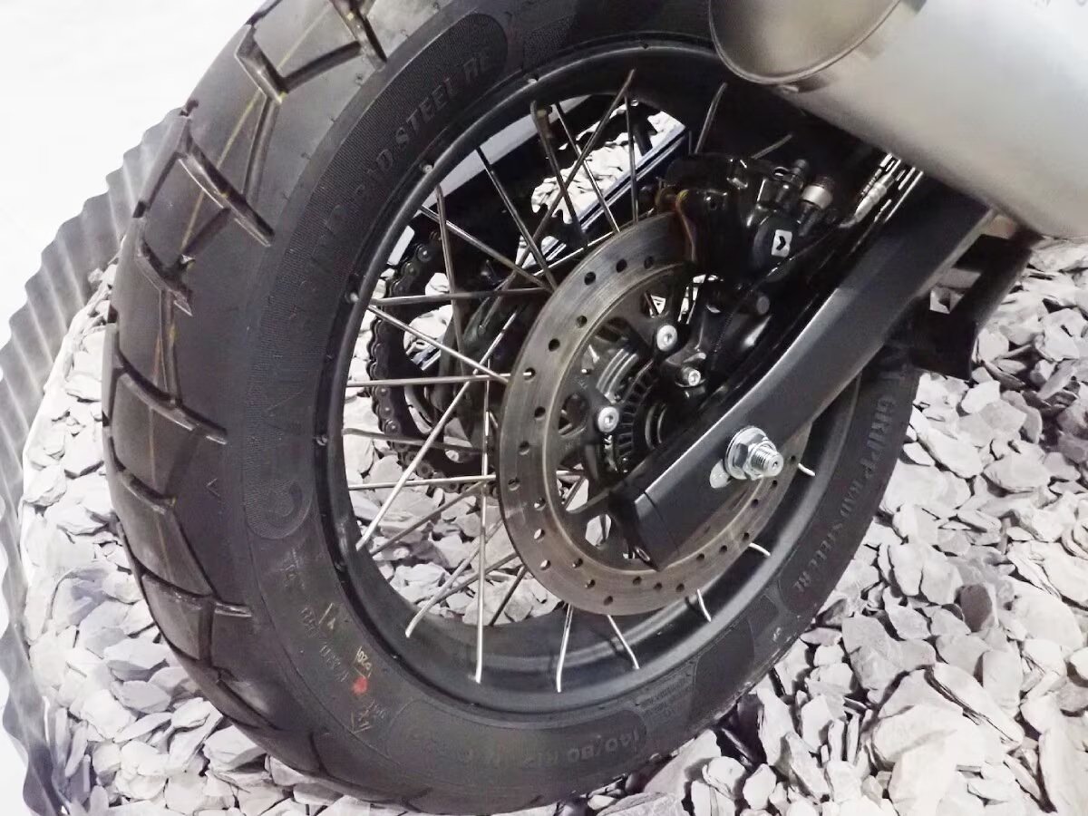 ट्रायम्फ स्क्रैम्बलर के इस वैरिएंट की कीमतों का हुआ खुलासा, ये रॉयल एनफील्ड ट्यूबलेस स्पोक व्हील्स से बहुत कम