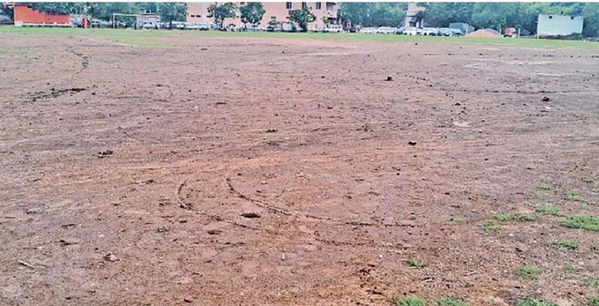 कहां गई ’32 लाख की घास’ ?, मैदान में बचा सिर्फ कीचड़