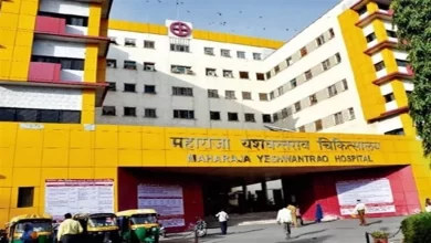 इंदौर में इंटर्न डॉक्टरों का आरोप : मरीजों को प्राइवेट अस्पताल में भेजने का दबाव बनाते हैं फैकल्टी