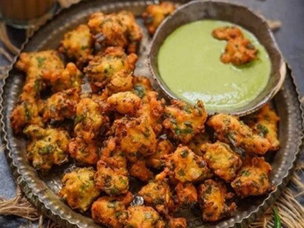बारिश में बनाकर खाएं टेस्टी मूंग दाल पकौड़े, नोट करें हेल्दी टेस्टी रेसिपी