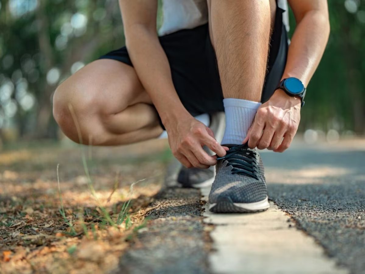 जॉगिंग के बाद पैरों में होता है दर्द तो शूज हो सकते हैं जिम्मेदार, जानें कैसे जूते पहनकर करें वॉक