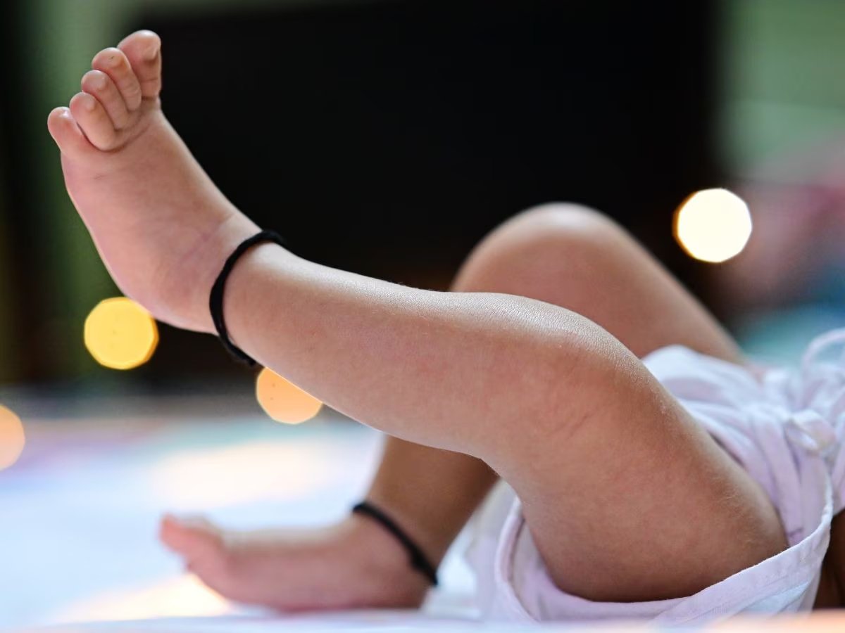 बच्चों को नजर से बचाने के लिए बांधा है काला धागा? तो जरूर सुनें डॉक्टर की ये बात