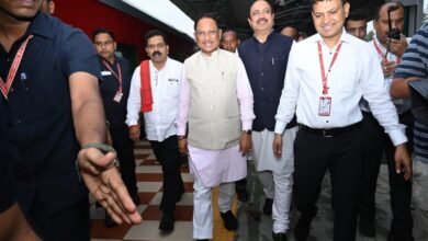 मुख्यमंत्री विष्णु देव साय ट्रेन से पहुंचे अंबिकापुर, जनप्रतिनिधियों ने किया आत्मीय स्वागत