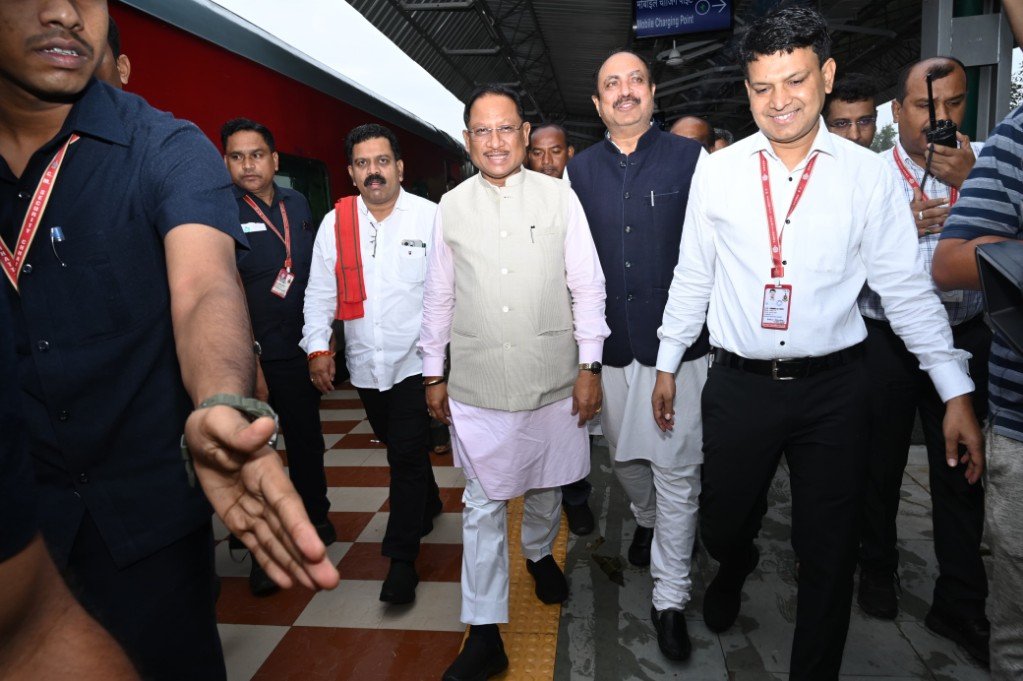 मुख्यमंत्री विष्णु देव साय ट्रेन से पहुंचे अंबिकापुर, जनप्रतिनिधियों ने किया आत्मीय स्वागत