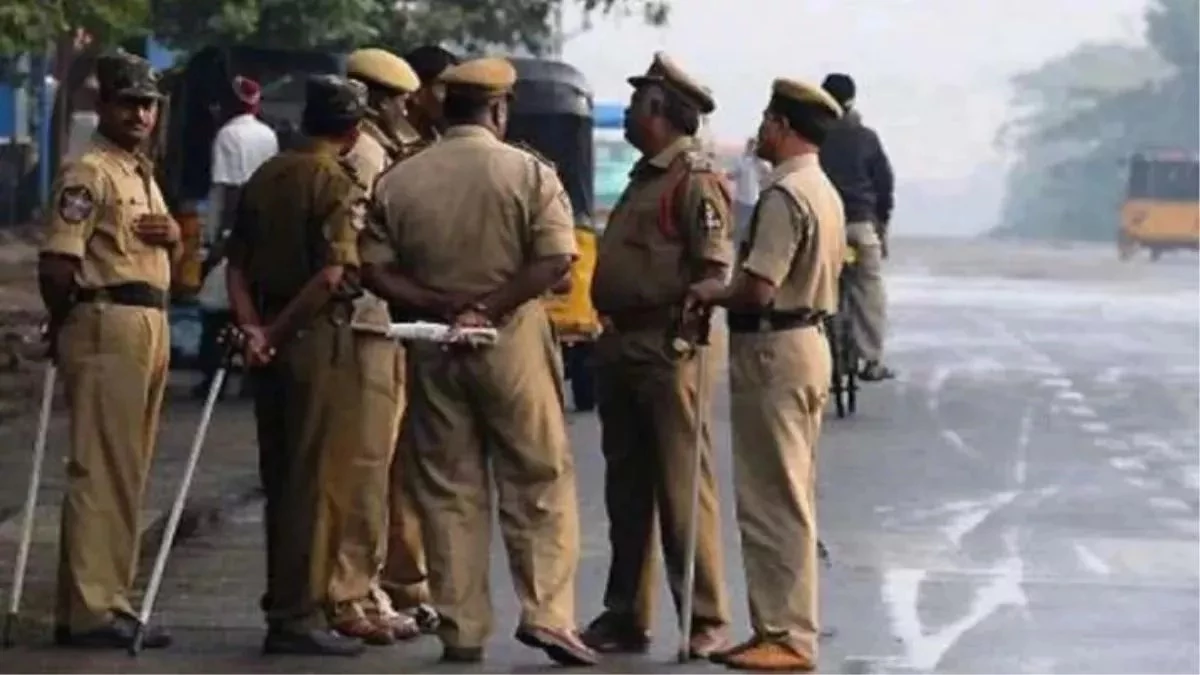 दारोगा ने होटल संचालक और दोस्त को बोनट पर लटकाकर दौड़ाई कार, सीएसपी को सौंपी गई जांच दारोगा ने होटल संचालक और दोस्त को बोनट पर लटकाकर दौड़ाई कार, सीएसपी को सौंपी गई जांच