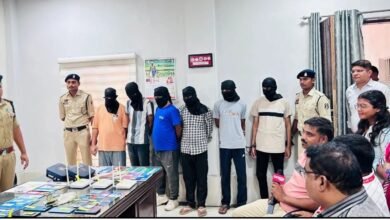 राजनांदगांव में ऑनलाइन सट्टा रैकेट का भंडाफोड़, 20 करोड़ का लेन-देन के मिले दस्तावेज, 6 आरोपी गिरफ्तार राजनांदगांव। ऑनलाइन सट्टा के दो पैनल को पुलिस ने ध्वस्त कर दिया है। शिवा बुक ऑनलाइन सट्टा ऐप (Shiva Book App) के माध्यम से ऑनलाइन सट्टा खिलाया जा रहा था। छुईखदान पुलिस और साइबर की टीम ने नागपुर में दबिश दी। किराए के फ्लैट में छह युवकों द्वारा ऑनलाइन सट्टा खिलाया जा रहा था। आरोपितों के पास से बड़ी संख्या में लैपटाप, मोबाइल, बैंक पास बुक, एटीएम और नकद दो लाख 78 हजार 727 रुपये बरामद किया गया है।  इसके अलावा ऐप में करीब 20 करोड़ से अधिक का ट्रांजेक्शन हुआ है। मामले में और भी गिरफ्तार हो सकती है। बता दें कि शिवा बुक ऑनलाइन सट्टा ऐप के माध्यम से देश भर में सट्टा रैकेट चलाया जा रहा था। पुलिस की इस कार्रवाई ने सट्टेबाजों के देश व्यापी नेटवर्क को ध्वस्त कर दिया है।