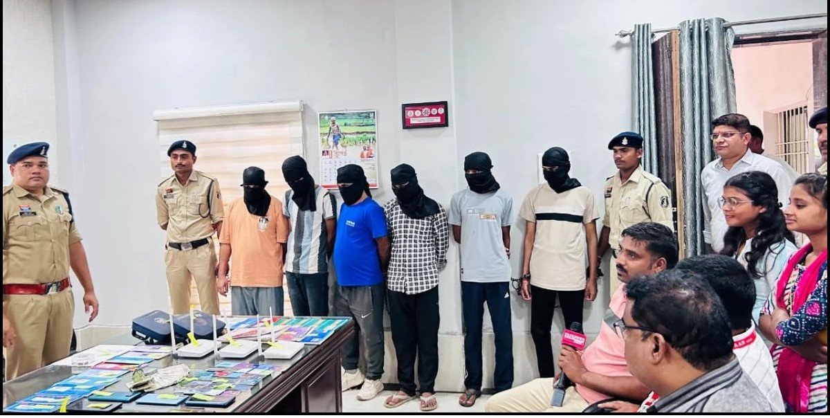 राजनांदगांव में ऑनलाइन सट्टा रैकेट का भंडाफोड़, 20 करोड़ का लेन-देन के मिले दस्तावेज, 6 आरोपी गिरफ्तार राजनांदगांव। ऑनलाइन सट्टा के दो पैनल को पुलिस ने ध्वस्त कर दिया है। शिवा बुक ऑनलाइन सट्टा ऐप (Shiva Book App) के माध्यम से ऑनलाइन सट्टा खिलाया जा रहा था। छुईखदान पुलिस और साइबर की टीम ने नागपुर में दबिश दी। किराए के फ्लैट में छह युवकों द्वारा ऑनलाइन सट्टा खिलाया जा रहा था। आरोपितों के पास से बड़ी संख्या में लैपटाप, मोबाइल, बैंक पास बुक, एटीएम और नकद दो लाख 78 हजार 727 रुपये बरामद किया गया है। इसके अलावा ऐप में करीब 20 करोड़ से अधिक का ट्रांजेक्शन हुआ है। मामले में और भी गिरफ्तार हो सकती है। बता दें कि शिवा बुक ऑनलाइन सट्टा ऐप के माध्यम से देश भर में सट्टा रैकेट चलाया जा रहा था। पुलिस की इस कार्रवाई ने सट्टेबाजों के देश व्यापी नेटवर्क को ध्वस्त कर दिया है। राजनांदगांव में ऑनलाइन सट्टा रैकेट का भंडाफोड़, 20 करोड़ का लेन-देन के मिले दस्तावेज, 6 आरोपी गिरफ्तार राजनांदगांव। ऑनलाइन सट्टा के दो पैनल को पुलिस ने ध्वस्त कर दिया है। शिवा बुक ऑनलाइन सट्टा ऐप (Shiva Book App) के माध्यम से ऑनलाइन सट्टा खिलाया जा रहा था। छुईखदान पुलिस और साइबर की टीम ने नागपुर में दबिश दी। किराए के फ्लैट में छह युवकों द्वारा ऑनलाइन सट्टा खिलाया जा रहा था। आरोपितों के पास से बड़ी संख्या में लैपटाप, मोबाइल, बैंक पास बुक, एटीएम और नकद दो लाख 78 हजार 727 रुपये बरामद किया गया है। इसके अलावा ऐप में करीब 20 करोड़ से अधिक का ट्रांजेक्शन हुआ है। मामले में और भी गिरफ्तार हो सकती है। बता दें कि शिवा बुक ऑनलाइन सट्टा ऐप के माध्यम से देश भर में सट्टा रैकेट चलाया जा रहा था। पुलिस की इस कार्रवाई ने सट्टेबाजों के देश व्यापी नेटवर्क को ध्वस्त कर दिया है।