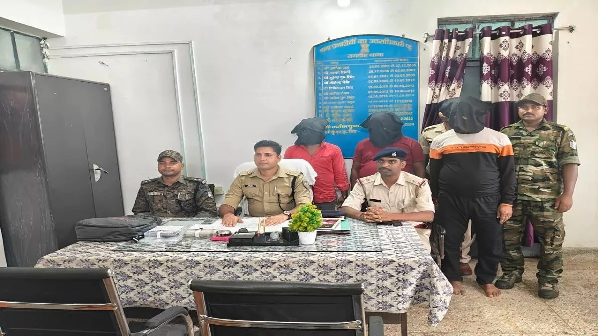 झारखंड पुलिस ने किया बड़े गिरोह का पर्दाफाश, छत्तीसगढ़ के तीन लोगों से बरामद किए 1.30 लाख के जाली नोट झारखंड पुलिस ने किया बड़े गिरोह का पर्दाफाश, छत्तीसगढ़ के तीन लोगों से बरामद किए 1.30 लाख के जाली नोट
