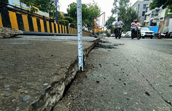 इंदौर में ये कैसी इंजीनियरिंग, एक साल में धंस गई 25 साल की गारंटी वाली सड़क