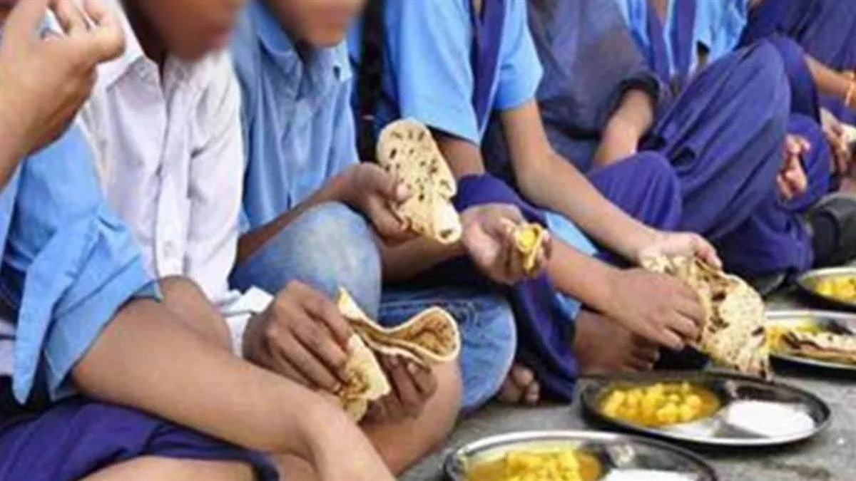 मिड डे मील में मिली छिपकली! खाना खाकर तीन बच्चों की तबीयत बिगड़ी, अस्पताल में भर्ती मिड डे मील में मिली छिपकली! खाना खाकर तीन बच्चों की तबीयत बिगड़ी, अस्पताल में भर्ती
