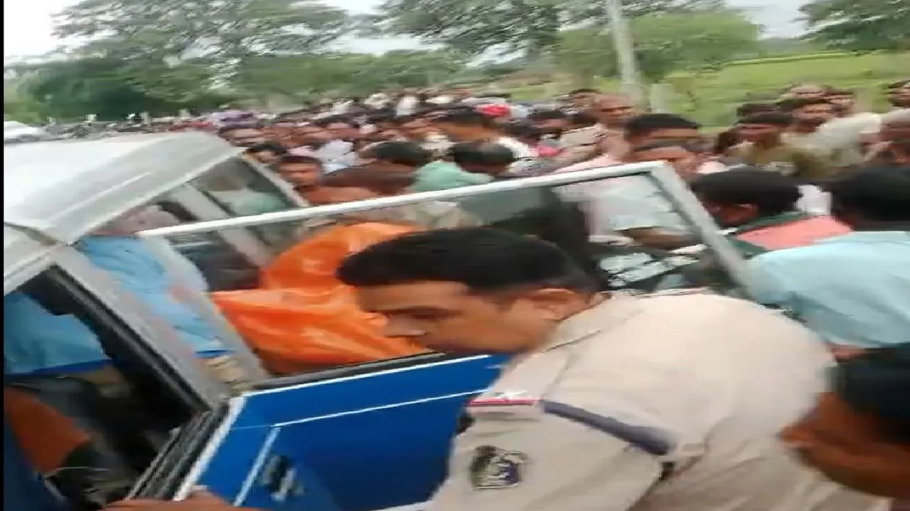 सड़क दुर्घटना में युवक की मौत, ग्रामीणों ने किया चक्काजाम