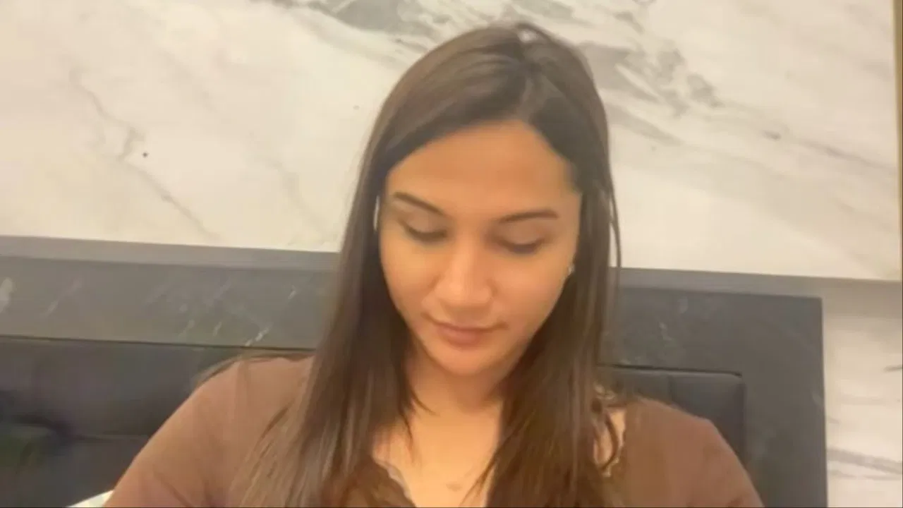 ऑपरेशन से पहले खूब रोईं अनाया बांगर, लड़का से लड़की बनने में खर्च किए इतने पैसे?