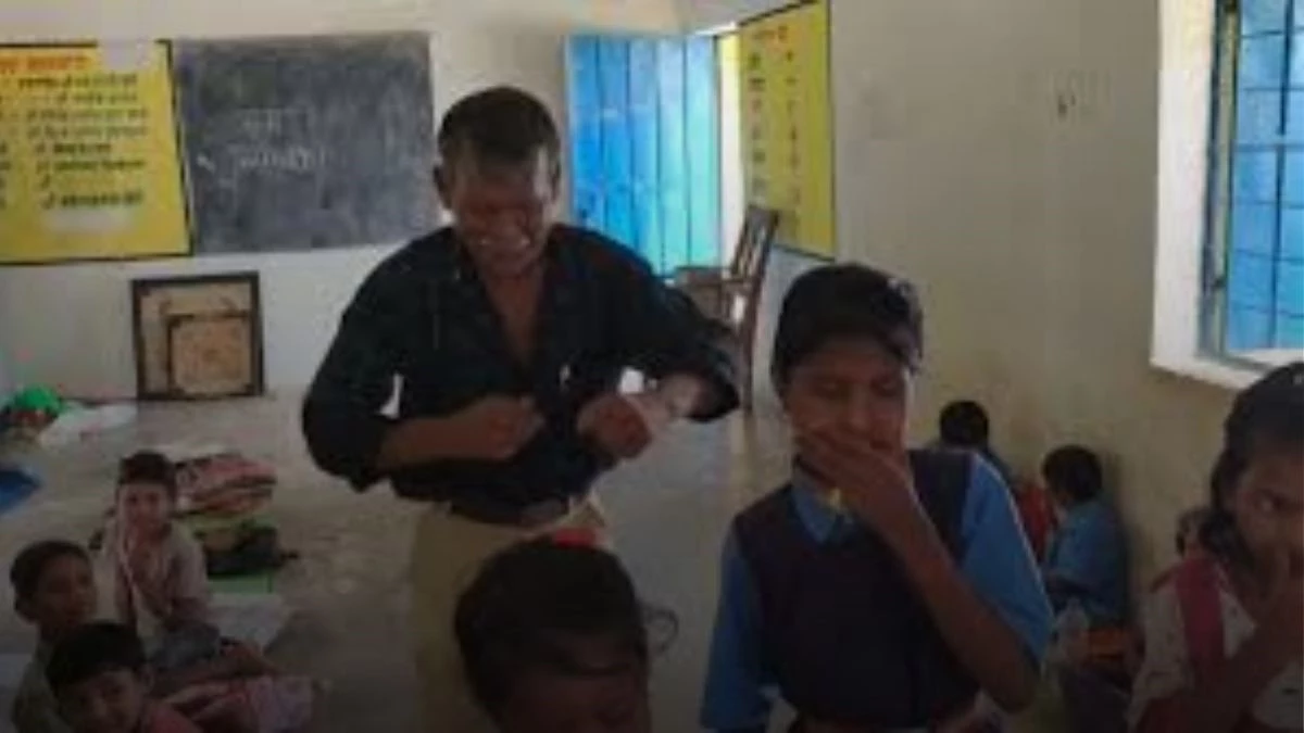 शराब के नशे में… छात्राओं के साथ क्लास में डांस करने वाला प्रधान पाठक निलंबित शराब के नशे में… छात्राओं के साथ क्लास में डांस करने वाला प्रधान पाठक निलंबित