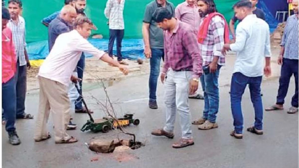 अचानक धंस गई लिंक रोड की सड़क, तेज रफ्तार कार का चक्का फंसा