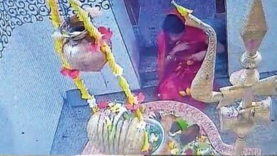 मंदिर में दर्शन करने आई… चुरा ले गई 8,000 रुपये, बूढ़ा महादेव मंदिर में महिला श्रद्धालु का शर्मनाक कृत्य CCTV में कैद