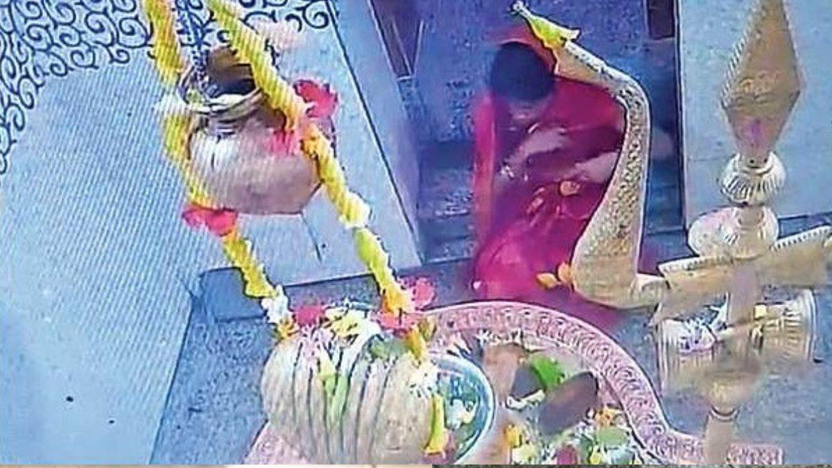 मंदिर में दर्शन करने आई… चुरा ले गई 8,000 रुपये, बूढ़ा महादेव मंदिर में महिला श्रद्धालु का शर्मनाक कृत्य CCTV में कैद